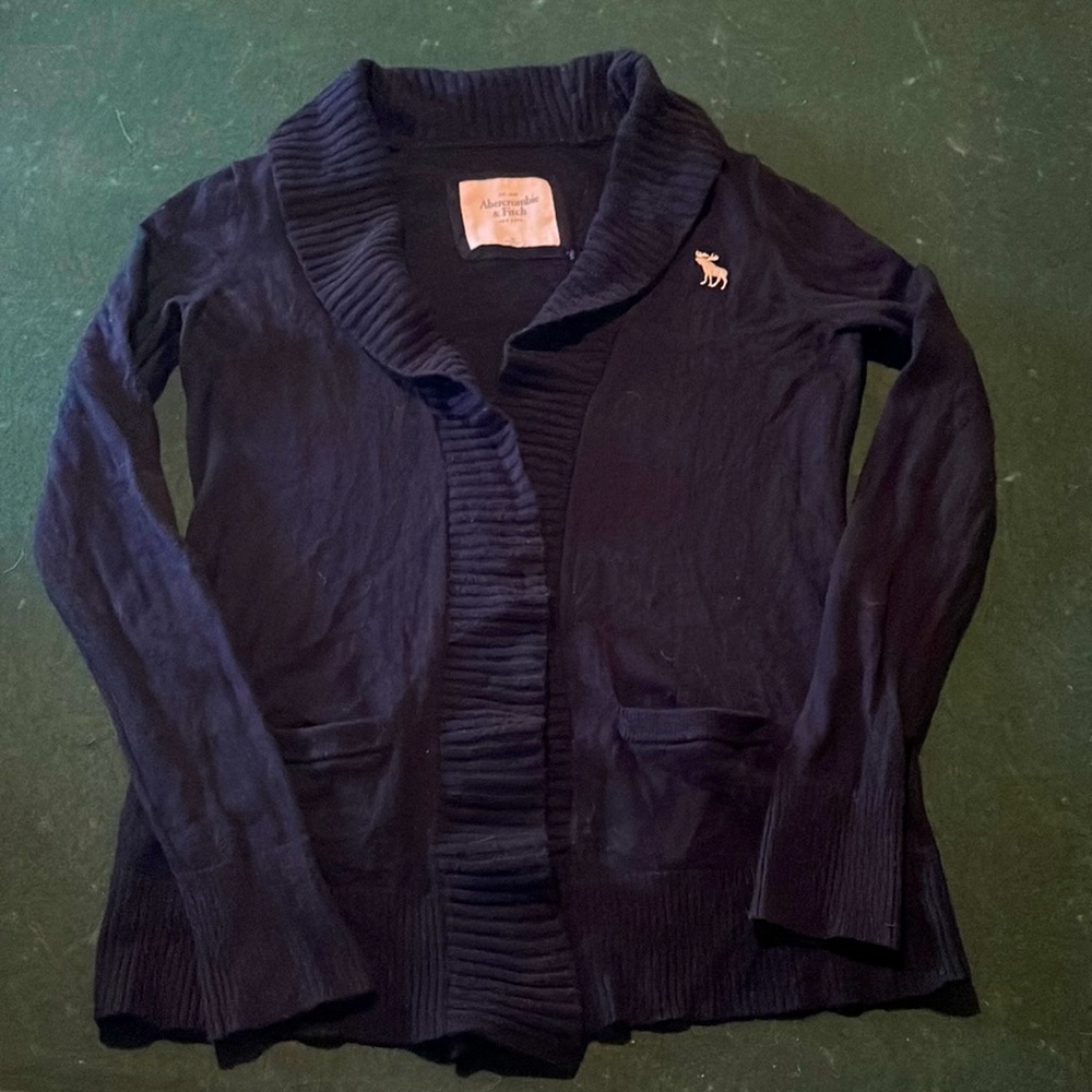 Abercrombie cardigan size m. Only wore a couple of times